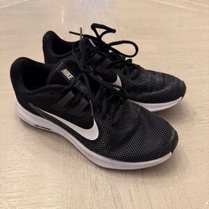 Nike Men’s Varsity Compete Trainer Black and White Low-Top Sneakers for school